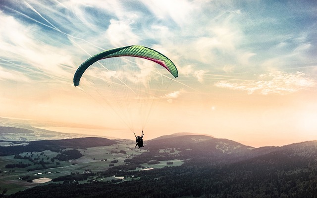 paragliding v horách.jpg